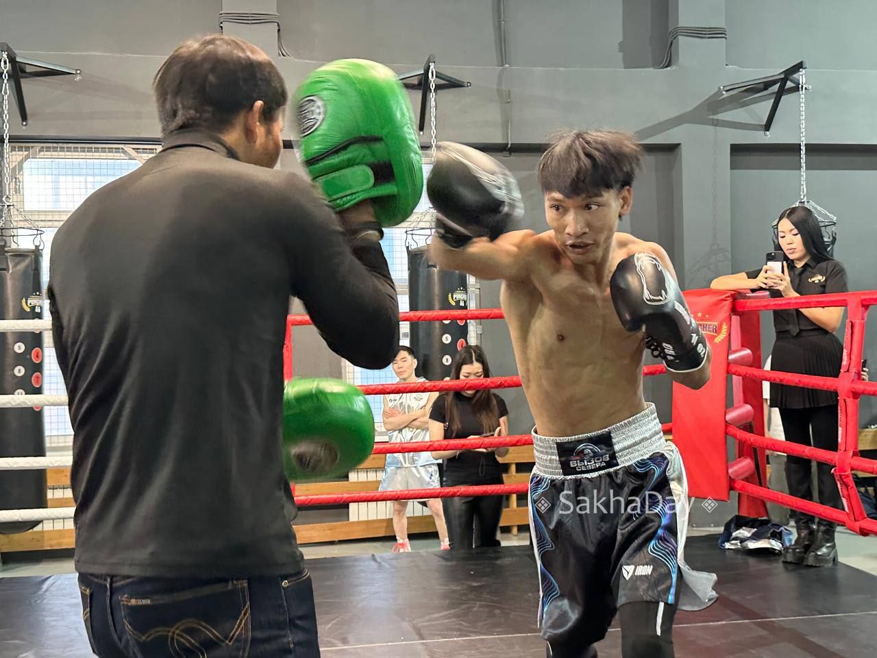 Фрагменты медиатренировки претендента на титул чемпиона Азии Физита Паочантуэка Фрагменты медиатренировки претендента на титул чемпиона Азии Физита Паочантуэка