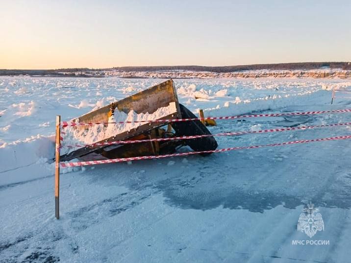 На реке Лене под лед провалилась спецтехника