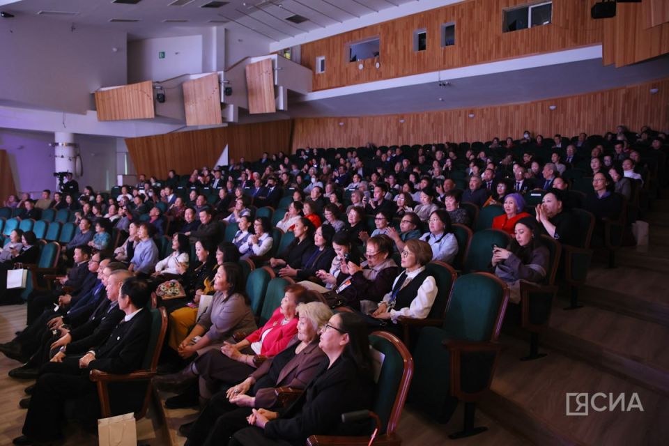 В Якутске отметили лучших поэтов и писателей республики В Якутске отметили лучших поэтов и писателей республики