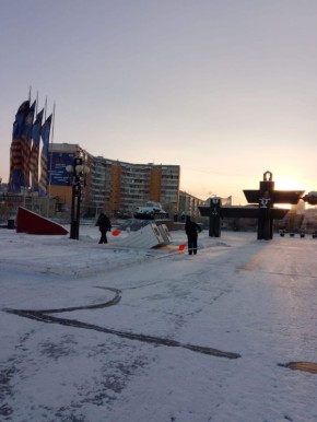 С добрым утром! В Губинском округе наши муниципальные дворники с особым трепетом и заботой оберегают Вечный огонь – ежедневно подметают, очищают снег, чтобы пламя памяти горело ярко и чисто