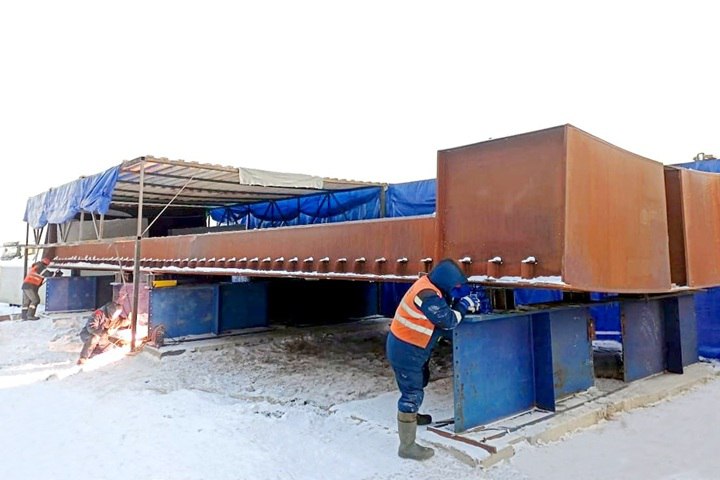Суровые морозы не помеха. Строительство моста через Лену не останавливается даже сейчас, когда столбик термометра опускается ниже отметки в -30 градусов