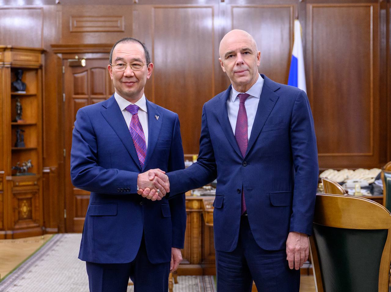 Айсен Николаев: Провёл рабочую встречу с Министром финансов России Антоном Германовичем Силуановым