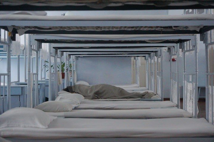 Мать четверых детей отправили в колонию за долги