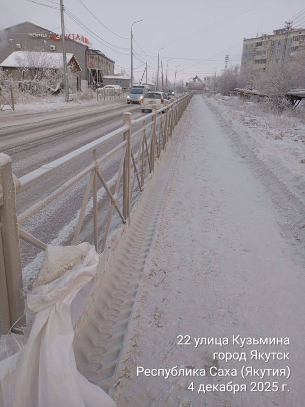Муниципальные дворники Управы Гагаринского округа ежедневно проводят работу по уборке общественных пространств, санитарных точек и территории округа от мусора