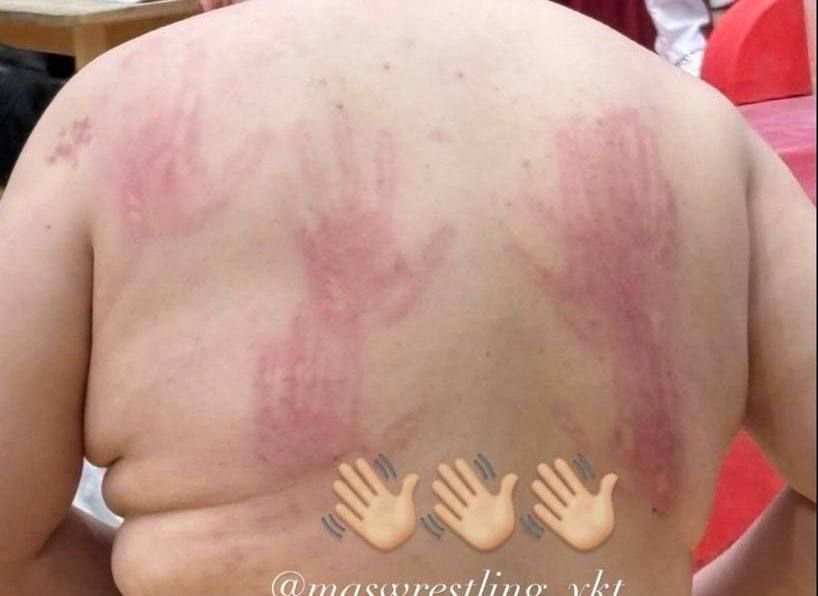 Фотофакт: Тактильный контакт мас-рестлинга