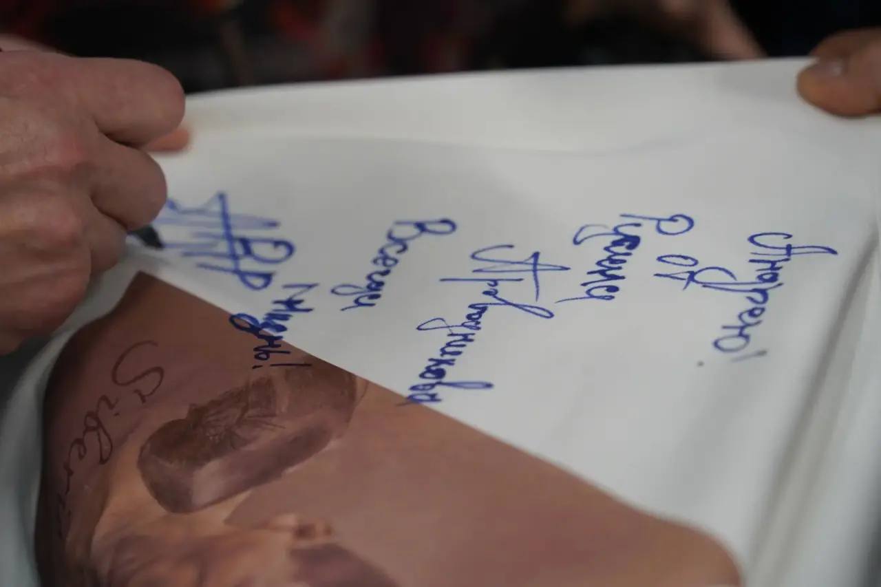 Сегодня глава города Якутска, президент Федерации бокса Якутска Евгений Григорьев и российский боксёр-профессионал, чемпион мира Руслан Проводников приветствовали участников и победителей соревнований на Кубок главы города... Сегодня глава города Якутска, президент Федерации бокса Якутска Евгений Григорьев и российский боксёр-профессионал, чемпион мира Руслан Проводников приветствовали участников и победителей соревнований на Кубок главы города...