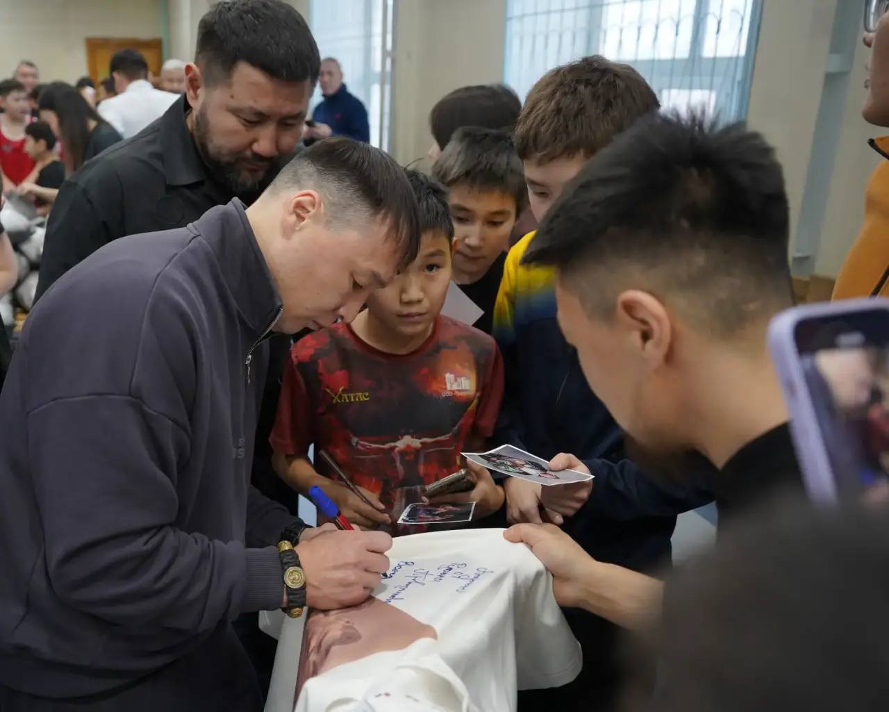 Сегодня глава города Якутска, президент Федерации бокса Якутска Евгений Григорьев и российский боксёр-профессионал, чемпион мира Руслан Проводников приветствовали участников и победителей соревнований на Кубок главы города... Сегодня глава города Якутска, президент Федерации бокса Якутска Евгений Григорьев и российский боксёр-профессионал, чемпион мира Руслан Проводников приветствовали участников и победителей соревнований на Кубок главы города...