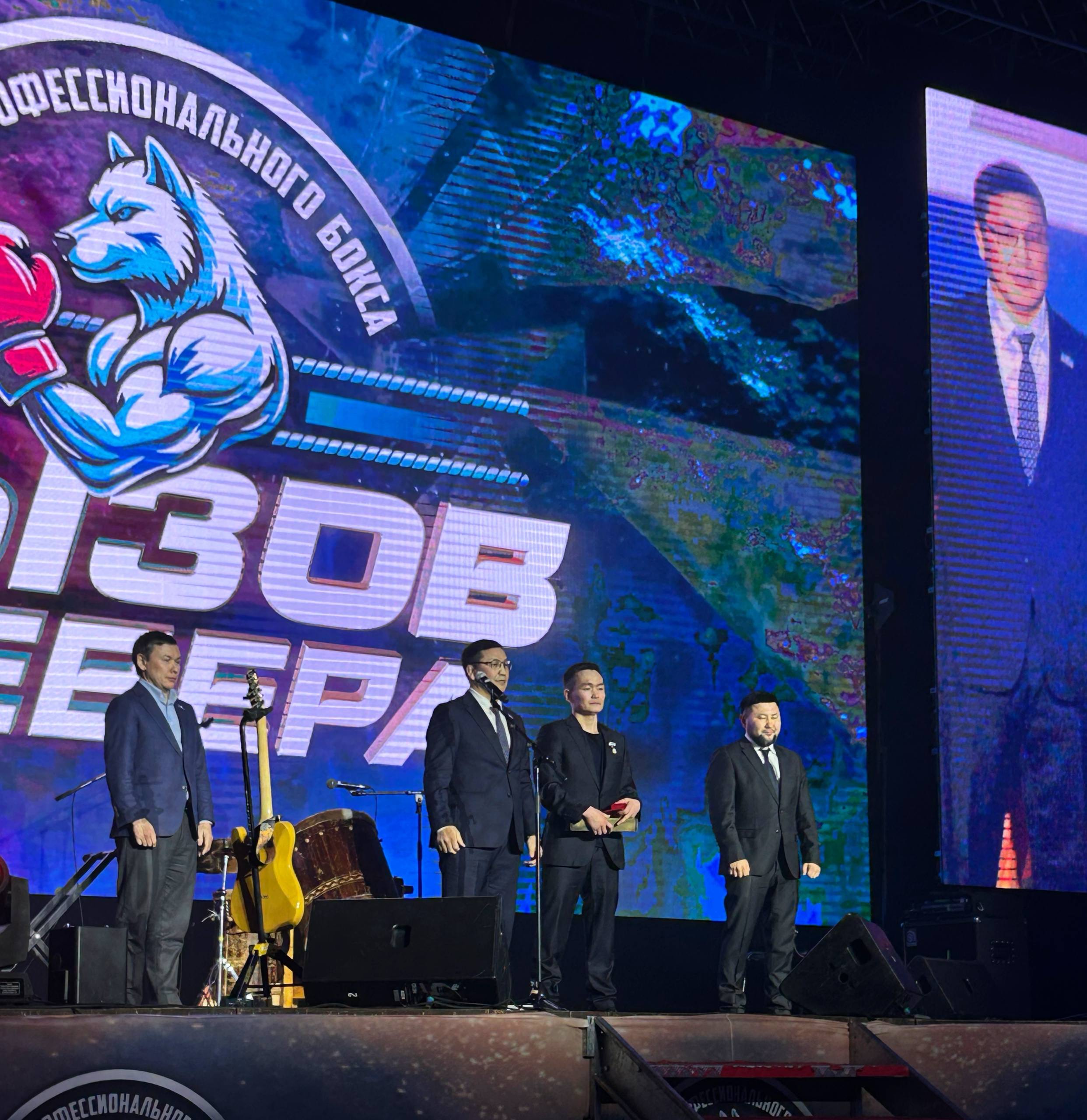 Во время торжественной церемонии открытия III международного турнира по профессиональному боксу «Вызов Севера» Леонид Спиридонов вручил заслуженному мастеру спорта России Василию Егорову за вклад в развитие физической...