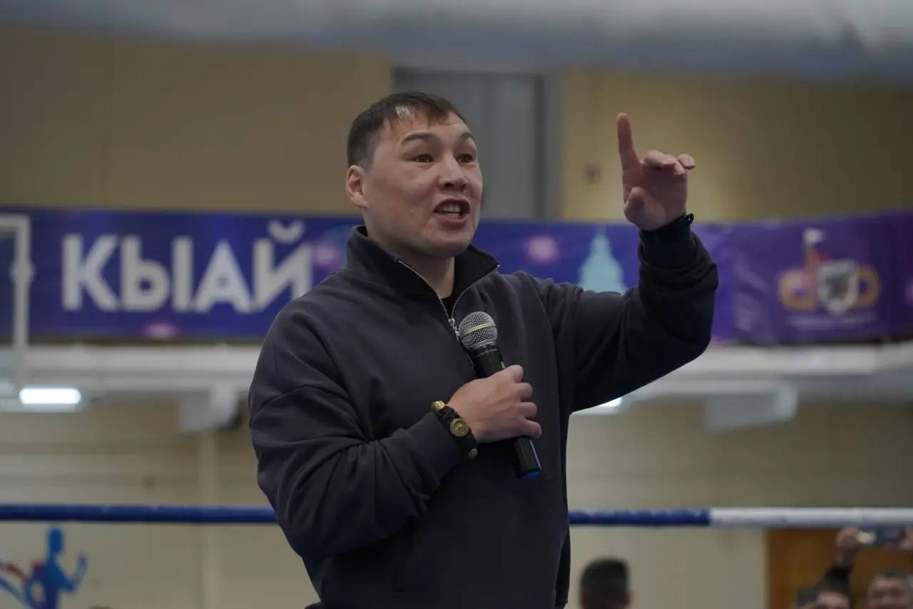 Сегодня глава города Якутска, президент Федерации бокса Якутска Евгений Григорьев и российский боксёр-профессионал, чемпион мира Руслан Проводников приветствовали участников и победителей соревнований на Кубок главы города... Сегодня глава города Якутска, президент Федерации бокса Якутска Евгений Григорьев и российский боксёр-профессионал, чемпион мира Руслан Проводников приветствовали участников и победителей соревнований на Кубок главы города...