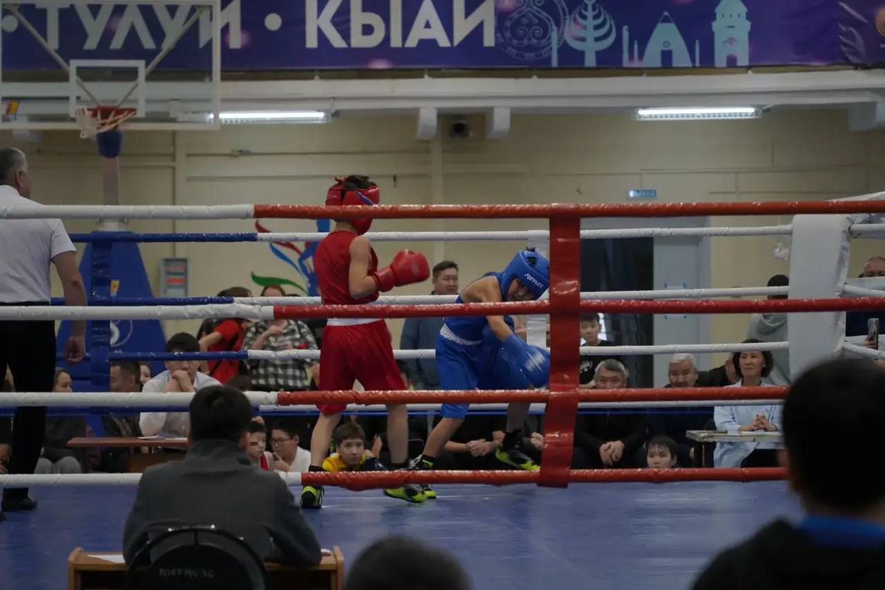 Сегодня глава города Якутска, президент Федерации бокса Якутска Евгений Григорьев и российский боксёр-профессионал, чемпион мира Руслан Проводников приветствовали участников и победителей соревнований на Кубок главы города... Сегодня глава города Якутска, президент Федерации бокса Якутска Евгений Григорьев и российский боксёр-профессионал, чемпион мира Руслан Проводников приветствовали участников и победителей соревнований на Кубок главы города...