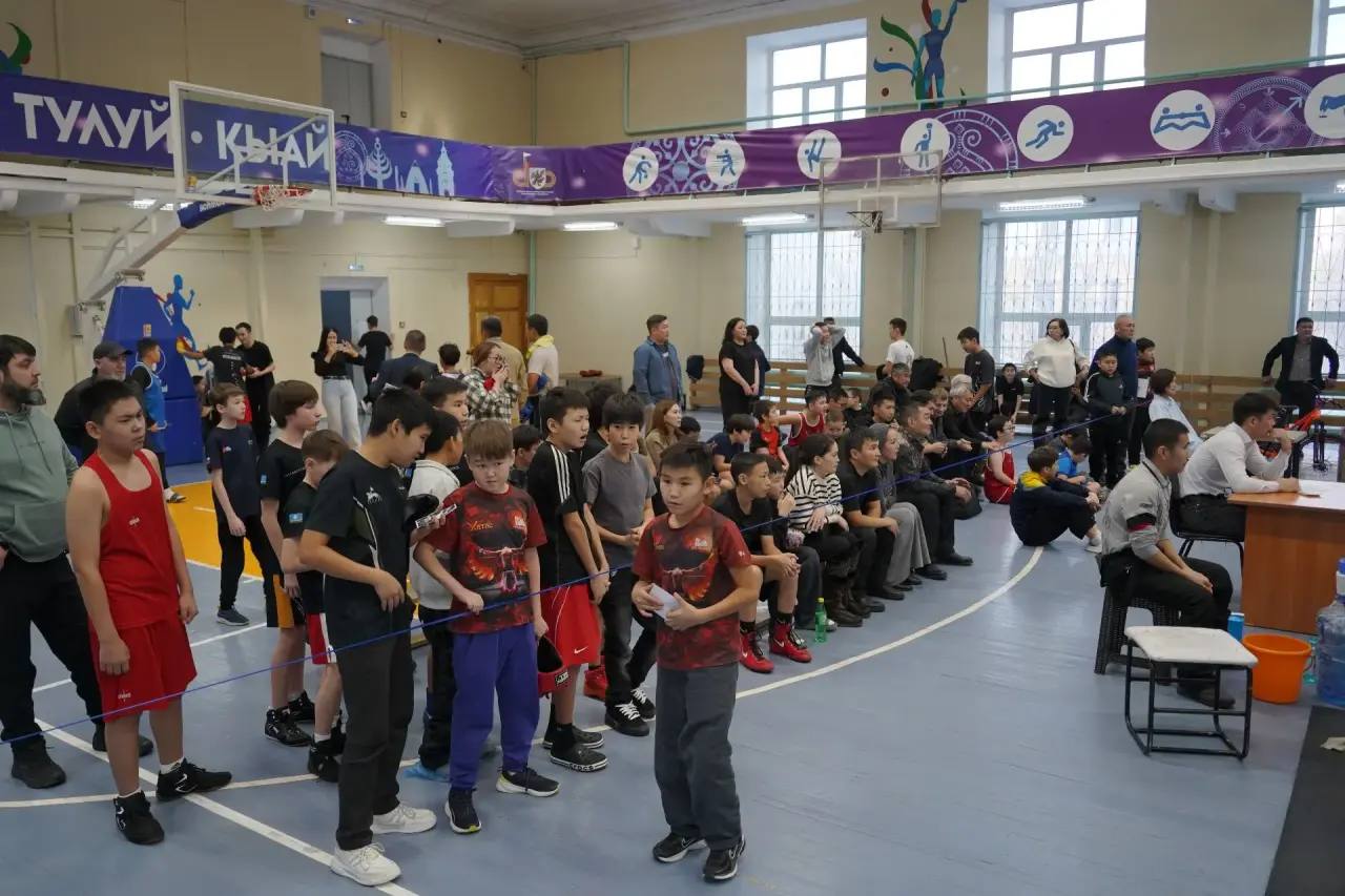 Сегодня глава города Якутска, президент Федерации бокса Якутска Евгений Григорьев и российский боксёр-профессионал, чемпион мира Руслан Проводников приветствовали участников и победителей соревнований на Кубок главы города... Сегодня глава города Якутска, президент Федерации бокса Якутска Евгений Григорьев и российский боксёр-профессионал, чемпион мира Руслан Проводников приветствовали участников и победителей соревнований на Кубок главы города...