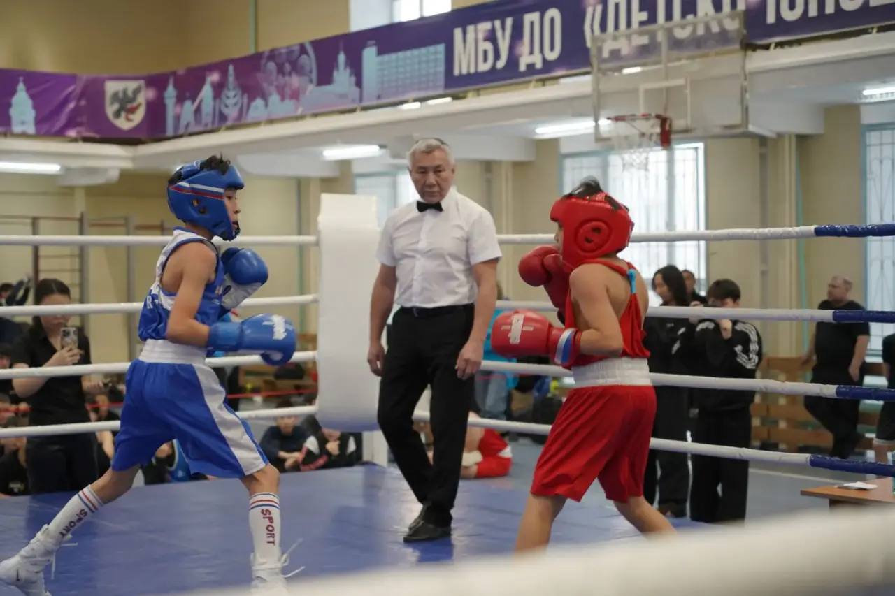 Сегодня глава города Якутска, президент Федерации бокса Якутска Евгений Григорьев и российский боксёр-профессионал, чемпион мира Руслан Проводников приветствовали участников и победителей соревнований на Кубок главы города...