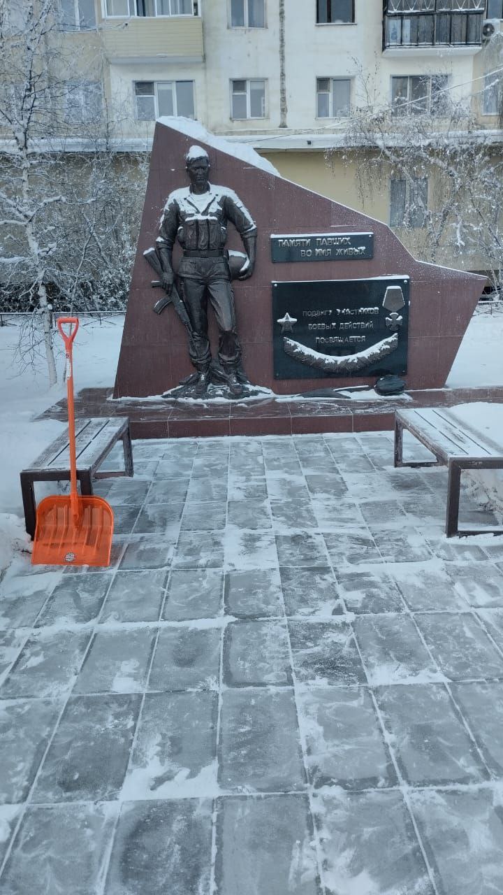 С добрым воскресным утром! Наши муниципальные дворники с особым уважением и заботой очищают мемориалы в Губинском округе С добрым воскресным утром! Наши муниципальные дворники с особым уважением и заботой очищают мемориалы в Губинском округе