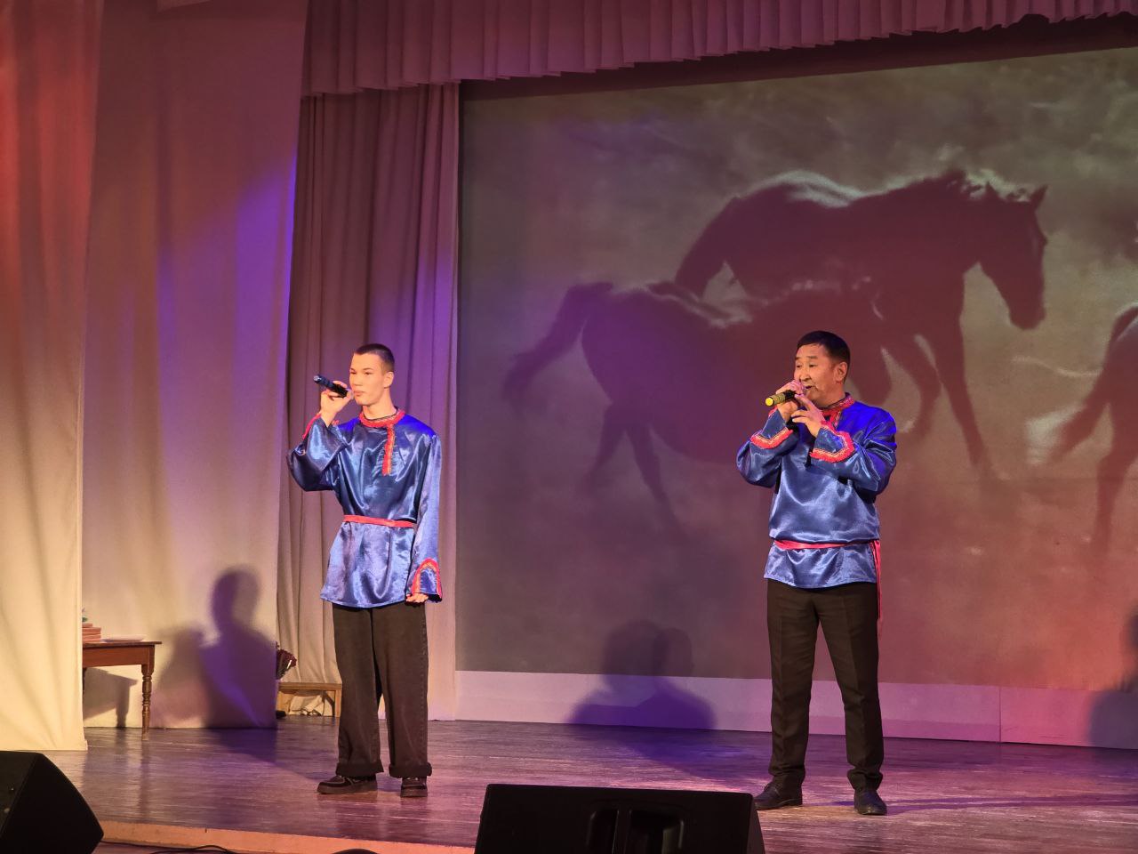 Сотрудники Госавтоинспекции поздравили Хангаласский центр содействия семейному воспитанию с 55-летним юбилеем Сотрудники Госавтоинспекции поздравили Хангаласский центр содействия семейному воспитанию с 55-летним юбилеем