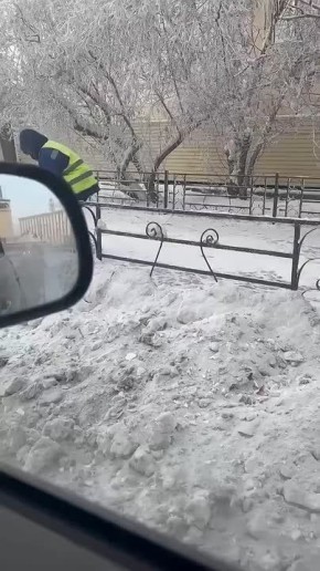 #интересуются Здравствуйте, интересно, уберут ли своевременно раскиданный снег, полоса итак стала узкой (возле мерии)