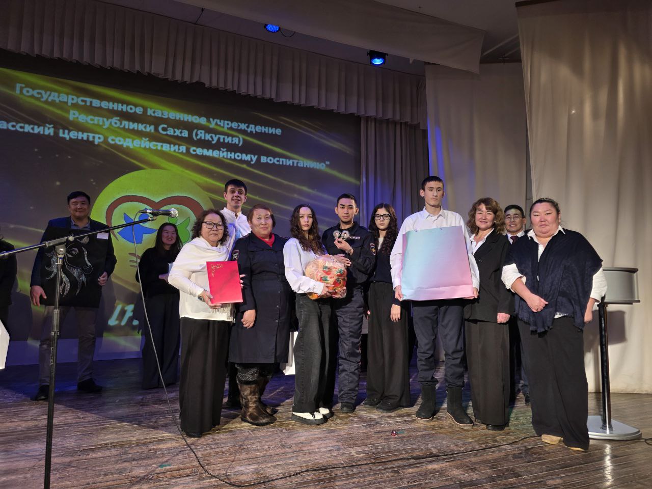 Сотрудники Госавтоинспекции поздравили Хангаласский центр содействия семейному воспитанию с 55-летним юбилеем Сотрудники Госавтоинспекции поздравили Хангаласский центр содействия семейному воспитанию с 55-летним юбилеем