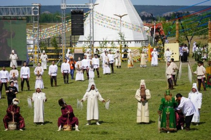 Глава Якутии поздравил жителей с Днем национальных культур республики
