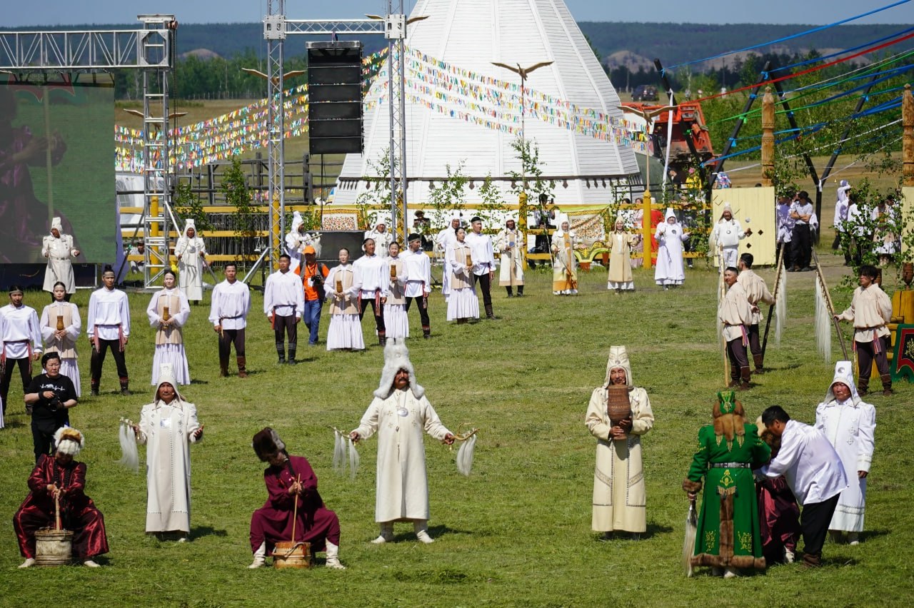 Глава Якутии поздравил жителей с Днем национальных культур республики