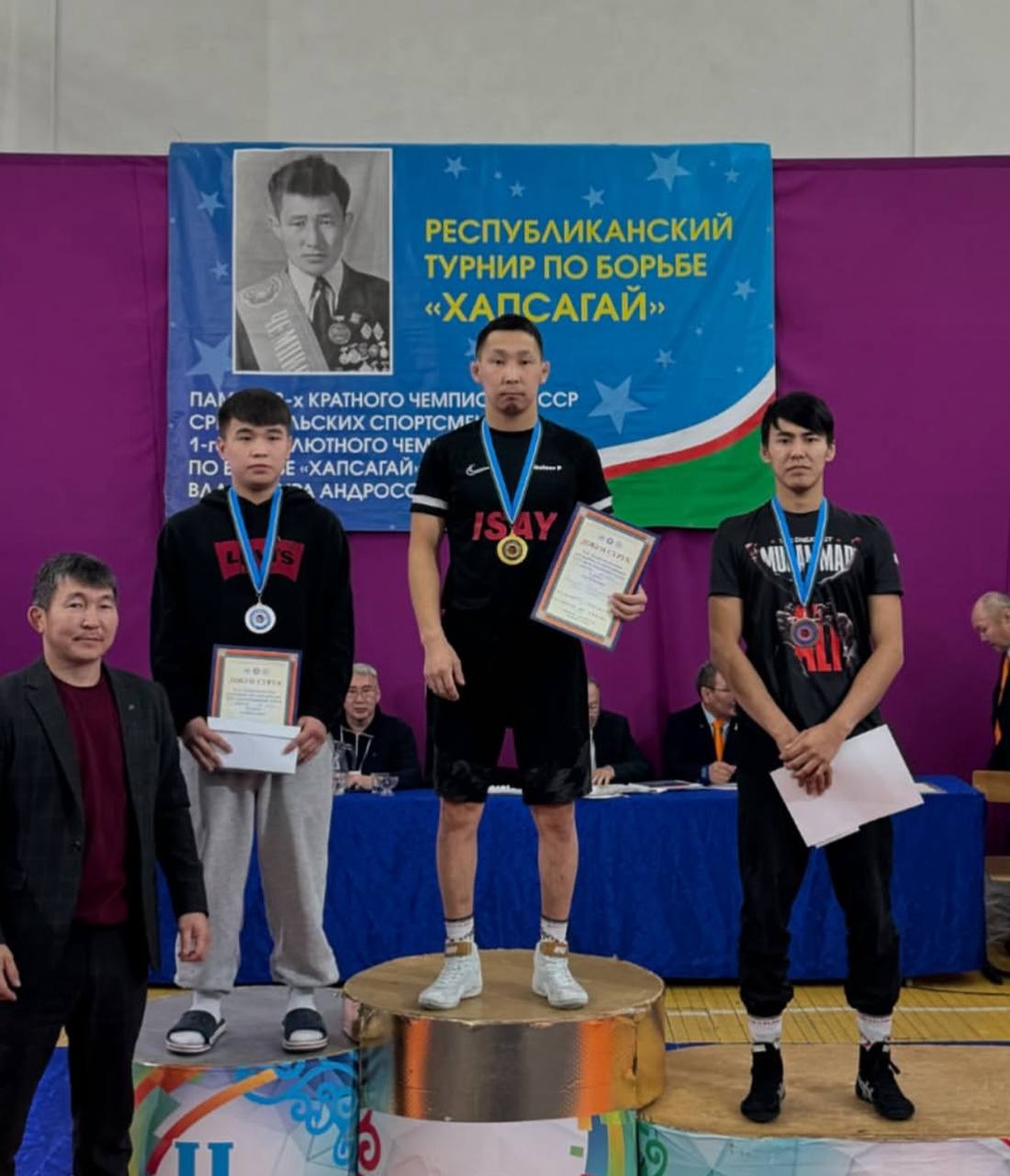 ПОБЕДИТЕЛИ И ПРИЗЕРЫ Республиканского турнира категории «А» по борьбе хапсагай памяти Владимира Андросова | Чычымах, 6-7 декабря ПОБЕДИТЕЛИ И ПРИЗЕРЫ Республиканского турнира категории «А» по борьбе хапсагай памяти Владимира Андросова | Чычымах, 6-7 декабря