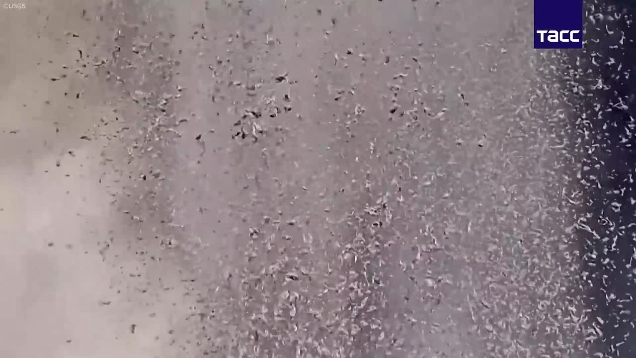 #Видеофакт: На Гавайях вулкан Килауэа изверг фонтан лавы, высота которого, по данным геологической службы, составила около 370 метров