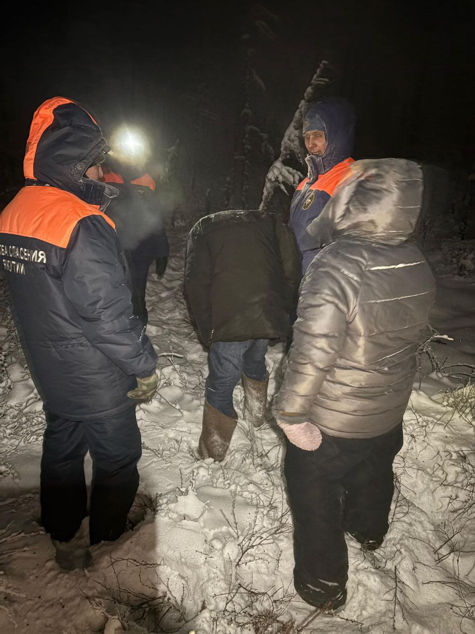 Двоих потерявшихся нашли на Вилюйском тракте в 30-градусный мороз Двоих потерявшихся нашли на Вилюйском тракте в 30-градусный мороз