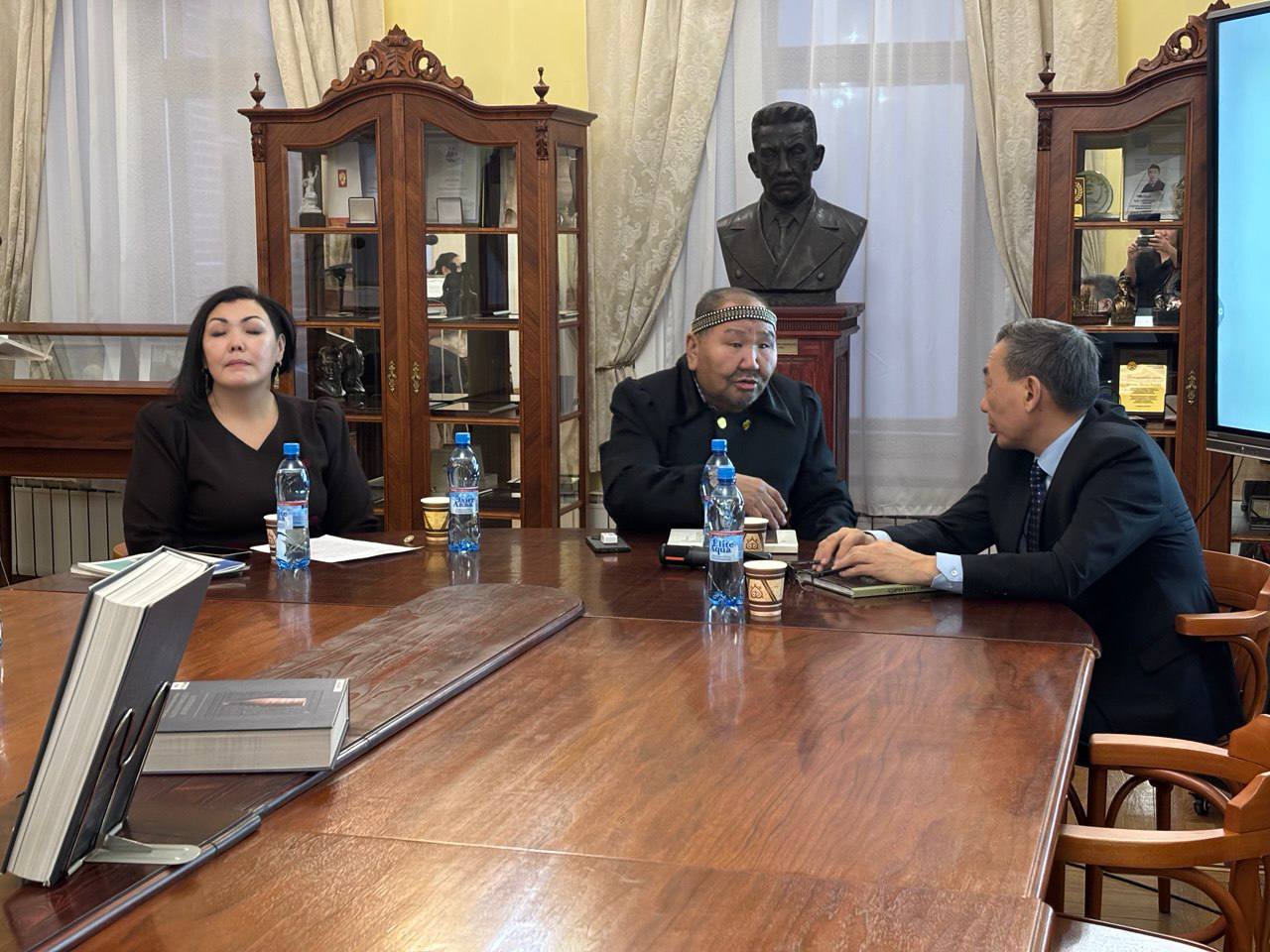 Компания «Камелек» презентовала книгу «Саха иитэ» Николая Егорова-Баайаыын Компания «Камелек» презентовала книгу «Саха иитэ» Николая Егорова-Баайаыын