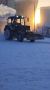 Трактор подметает от снега площадь перед ТЦ "Московский"