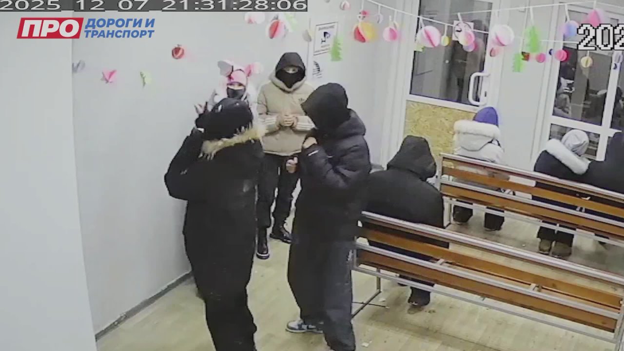 7 декабря 2025 года на тёплой автобусной остановке «Сквер Гагарина» снова зафиксирован акт вандализма