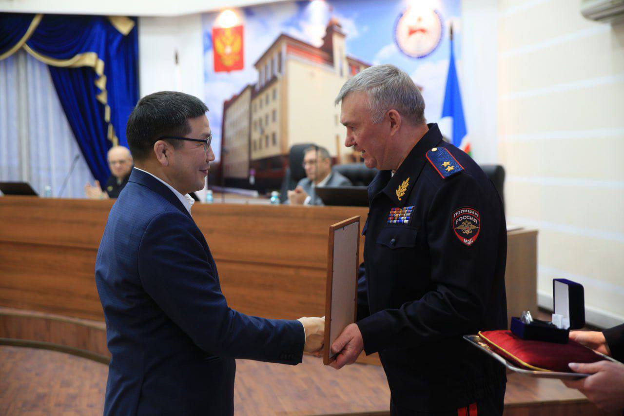 Сегодня в Министерстве внутренних дел по Республике Саха (Якутия), в ходе рабочего совещания, министр по физической культуре и спорту Леонид Спиридонов получил из рук Владимира Прокопенко Почетную грамоту ведомства
