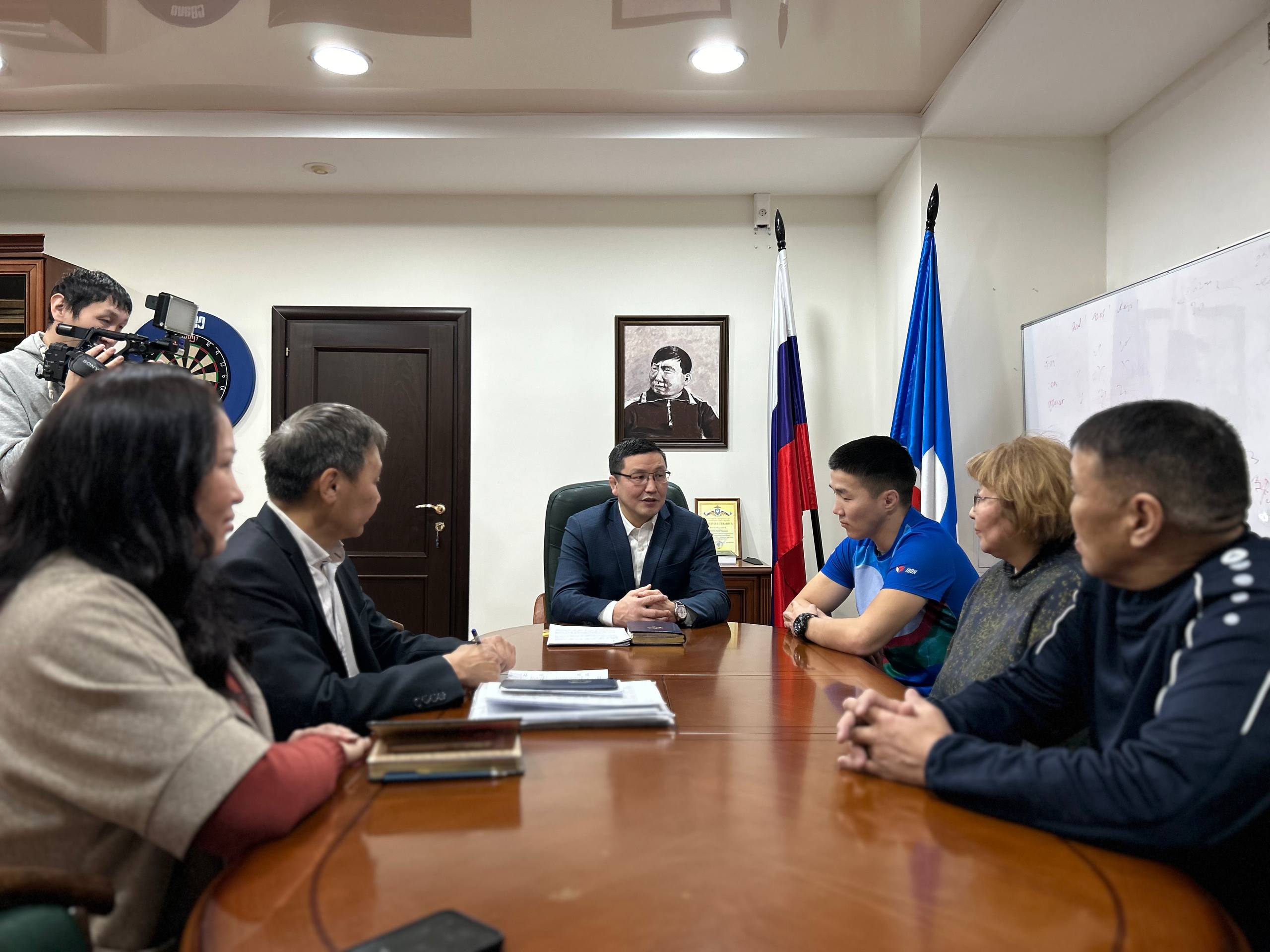 Леонид Спиридонов: «Первые специалисты программы «Земский тренер» приступают к работе в районах Якутии» Леонид Спиридонов: «Первые специалисты программы «Земский тренер» приступают к работе в районах Якутии»