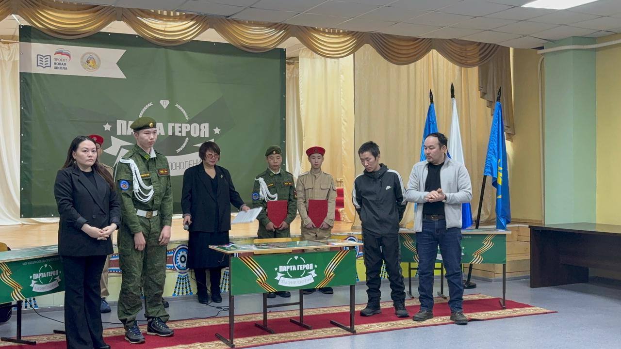 9 декабря 2025 года в актовом зале Саскылахской СОШ состоялась торжественная линейка, посвящённая открытию «Парты Героя» в честь выпускника школы, участника СВО ефрейтора Степана Семенникова 9 декабря 2025 года в актовом зале Саскылахской СОШ состоялась торжественная линейка, посвящённая открытию «Парты Героя» в честь выпускника школы, участника СВО ефрейтора Степана Семенникова