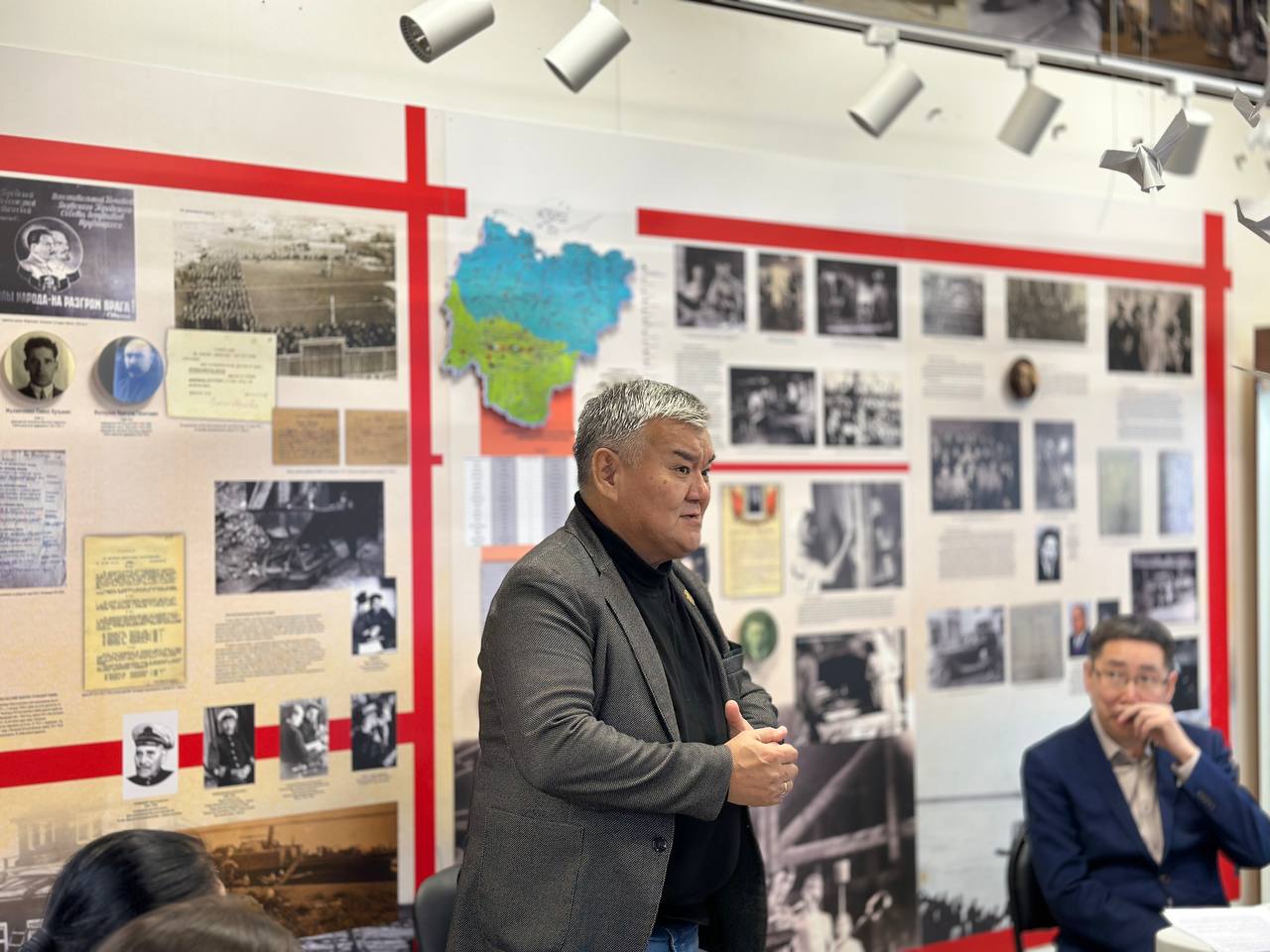 Сегодня в Музее истории города Якутска состоялась пресс-конференция по итогам выставки «Якутск – город трудовой доблести», вызвавшая интерес у общественности Сегодня в Музее истории города Якутска состоялась пресс-конференция по итогам выставки «Якутск – город трудовой доблести», вызвавшая интерес у общественности