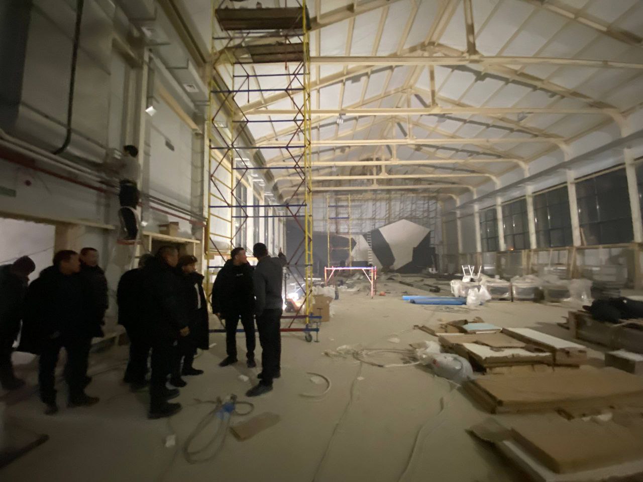 Провёл рабочее совещание по ходу строительства спортивного зала «Спортивный» в 17-м квартале города Якутска Провёл рабочее совещание по ходу строительства спортивного зала «Спортивный» в 17-м квартале города Якутска