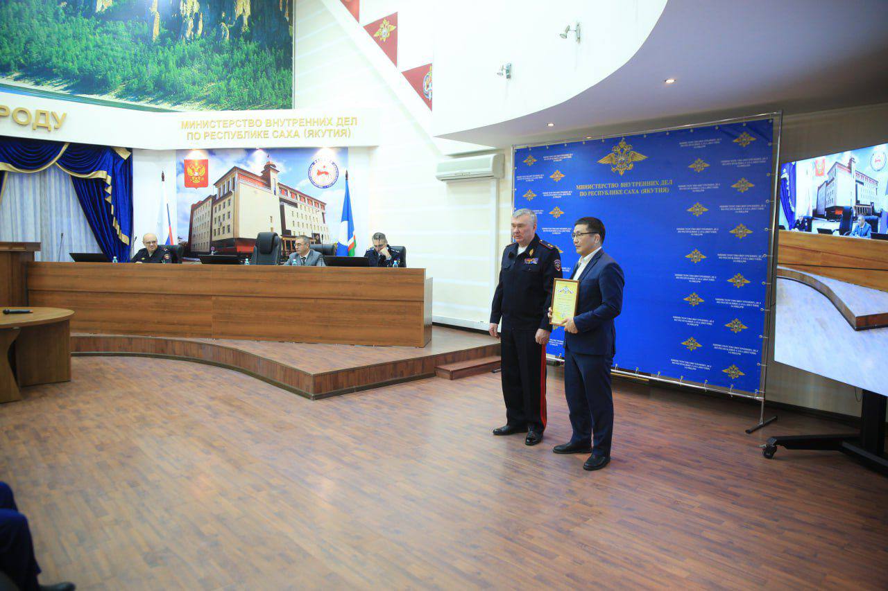 Сегодня в Министерстве внутренних дел по Республике Саха (Якутия), в ходе рабочего совещания, министр по физической культуре и спорту Леонид Спиридонов получил из рук Владимира Прокопенко Почетную грамоту ведомства Сегодня в Министерстве внутренних дел по Республике Саха (Якутия), в ходе рабочего совещания, министр по физической культуре и спорту Леонид Спиридонов получил из рук Владимира Прокопенко Почетную грамоту ведомства