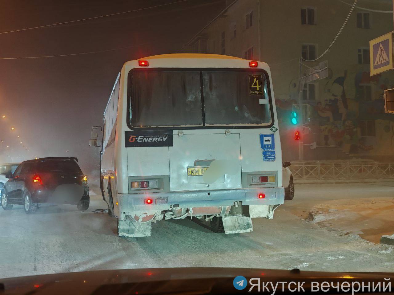 Произошло ДТП с участием автобуса №4. По предварительной информации, водитель автобуса не соблюдал дистанцию, из-за чего произошло столкновение