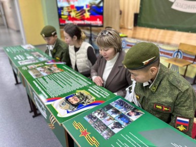 9 декабря 2025 года в актовом зале Саскылахской СОШ состоялась торжественная линейка, посвящённая открытию «Парты Героя» в честь выпускника школы, участника СВО ефрейтора Степана Семенникова