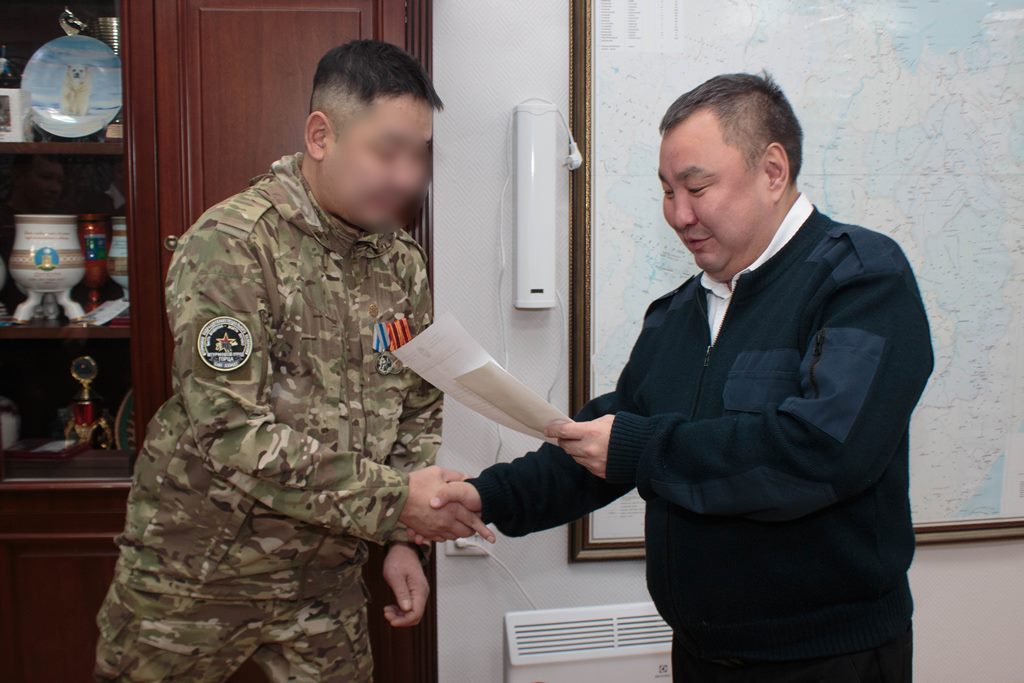 В День Героев Отечества в авиакомпании «Полярные авиалинии» чествовали участника СВО, награжденного медалью Жукова