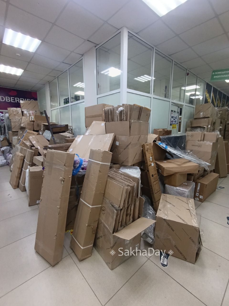 Товары WB в общем коридоре одного из административных зданий Якутска #отподписчицы