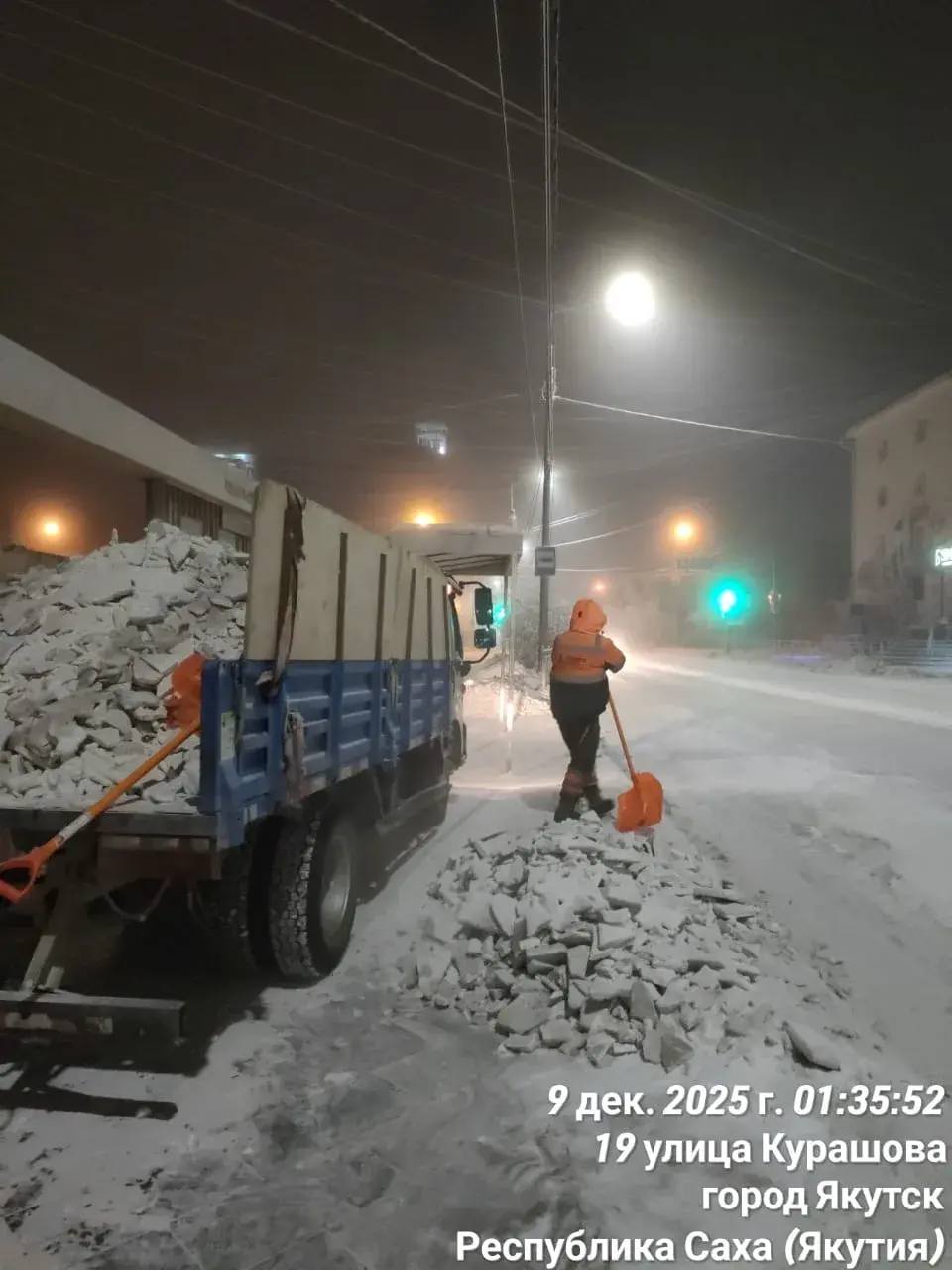 Очистка и вывоз снега с тротуаров подрядчиком на территории Центрального округа Очистка и вывоз снега с тротуаров подрядчиком на территории Центрального округа