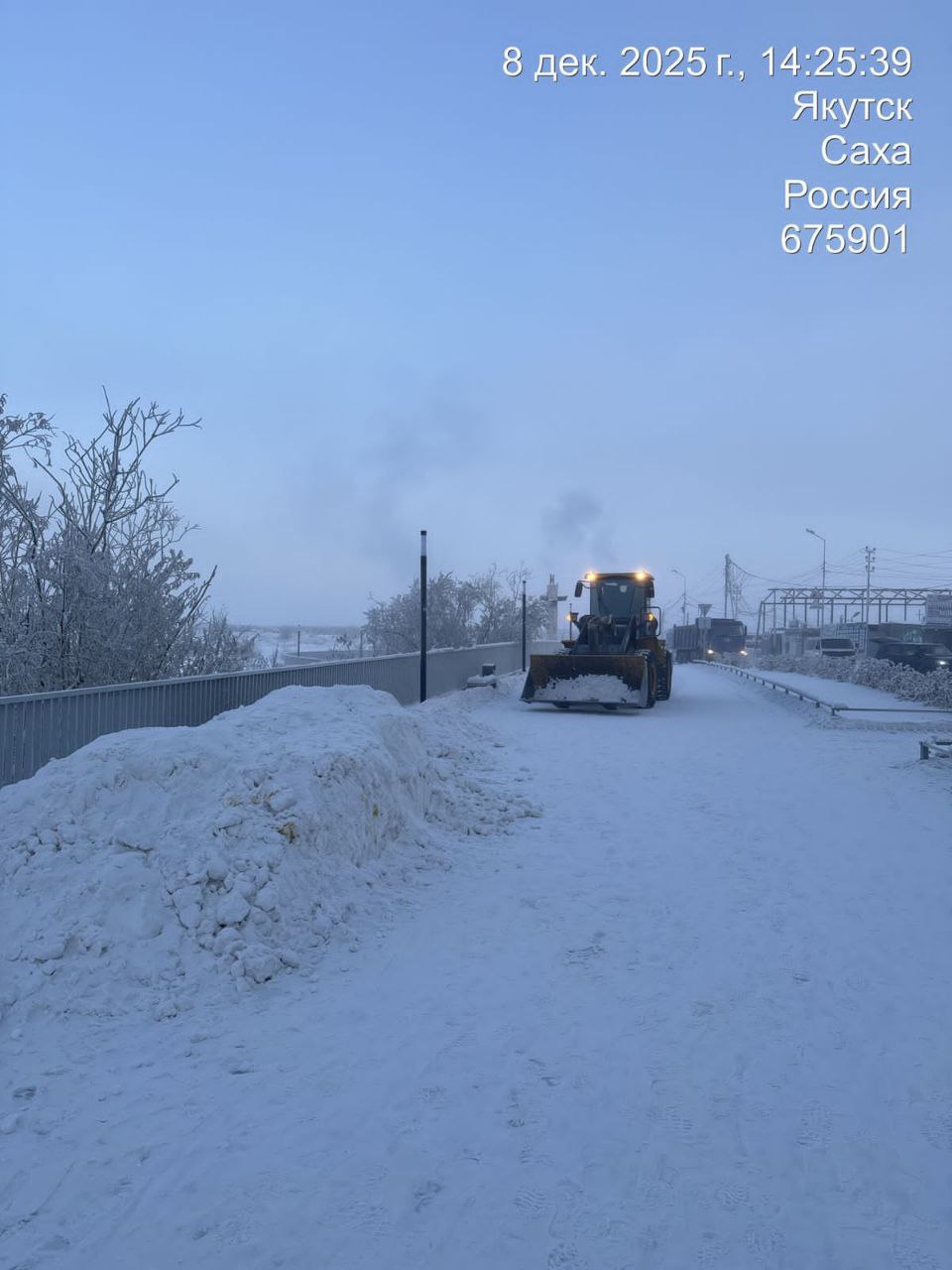 С добрым утром! Подрядная организация продолжает активно вывозить снег, аккуратно собранный с тротуаров