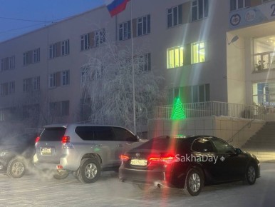 #пишут Хорошо когда родители тойоны, в школу на правительственных машинах