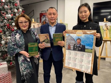 От языка символов до узоров: книги в честь 80-летия народного кузнеца представили в Якутске