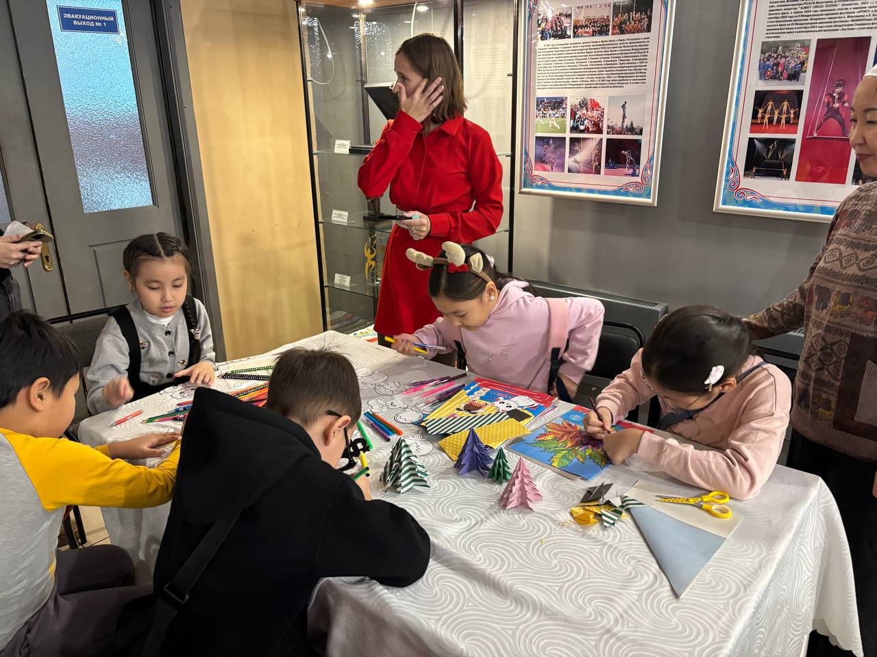 Мастерская Деда Мороза в Якутске порадовала детей с ОВЗ Мастерская Деда Мороза в Якутске порадовала детей с ОВЗ