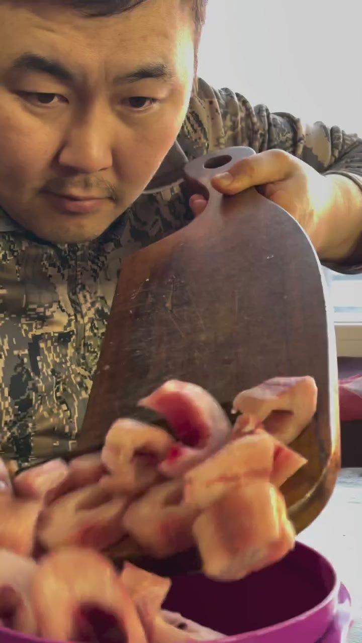 Панда приготовил блюдо из хариуса