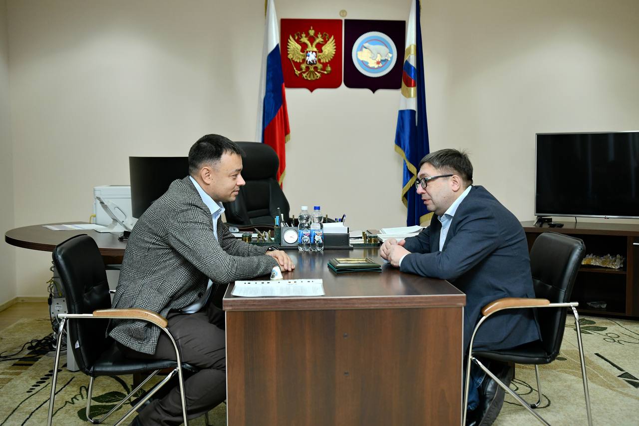 Заместитель председателя комитета Государственного Собрания (Ил Тумэн) Республики Саха (Якутия) по охране здоровья Иван Луцкан встретился с Председателем Думы Чукотского автономного округа Леонидом Николаевым