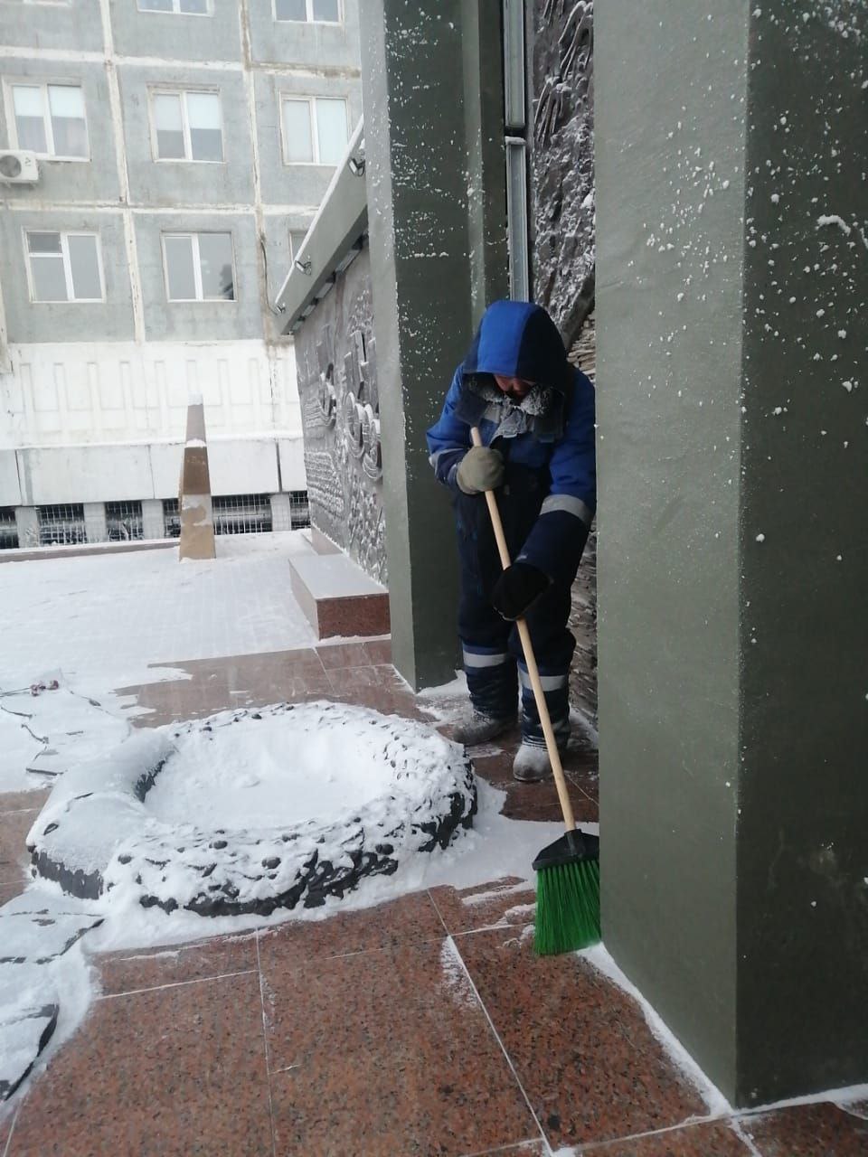 В Губинском округе муниципальные дворники активно трудятся над расчисткой снега, обеспечивая чистоту и порядок на улицах родного города В Губинском округе муниципальные дворники активно трудятся над расчисткой снега, обеспечивая чистоту и порядок на улицах родного города