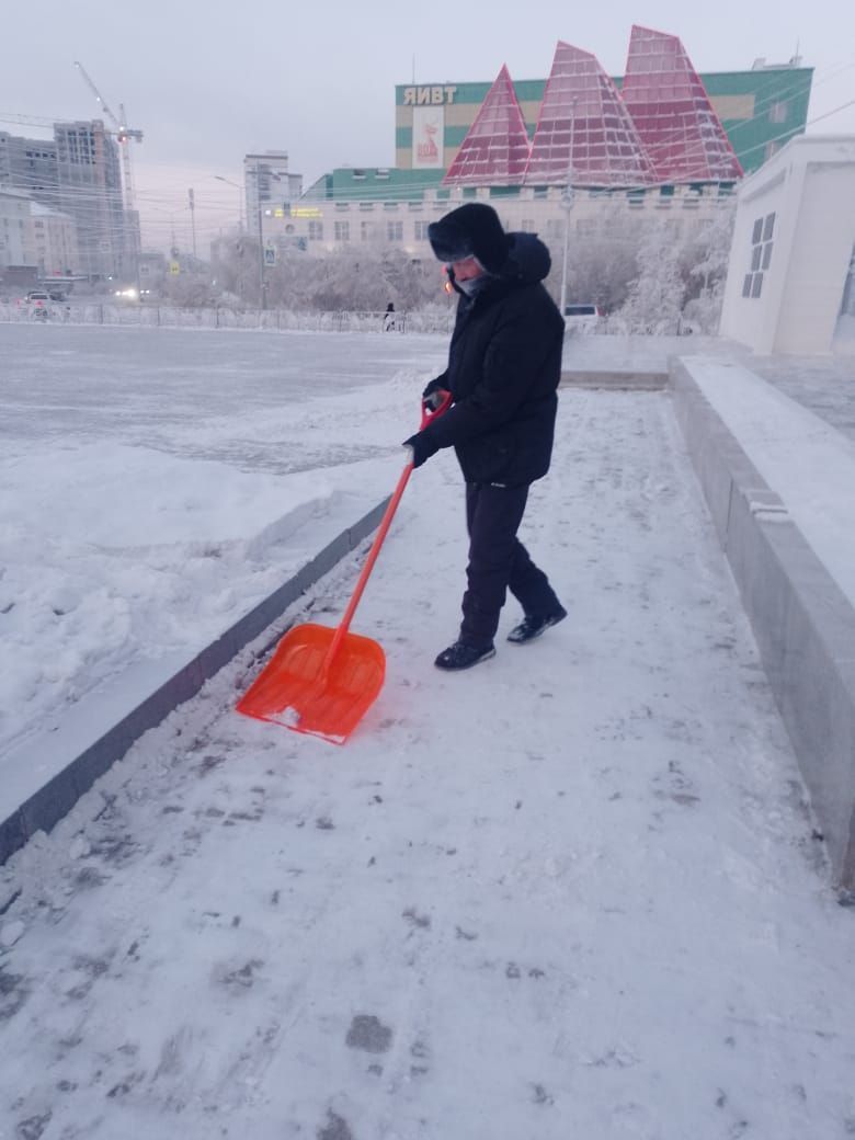 В Губинском округе муниципальные дворники активно трудятся над расчисткой снега, обеспечивая чистоту и порядок на улицах родного города В Губинском округе муниципальные дворники активно трудятся над расчисткой снега, обеспечивая чистоту и порядок на улицах родного города