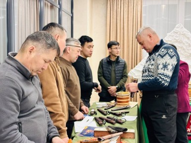 Далее делегация отправилась во Дворец культуры и духовного развития им. М.К. Аммосова. Там гости ознакомились с выставкой работ народных мастериц и мастеров, а также приобрели для себя традиционные якутские изделия – ножи и...