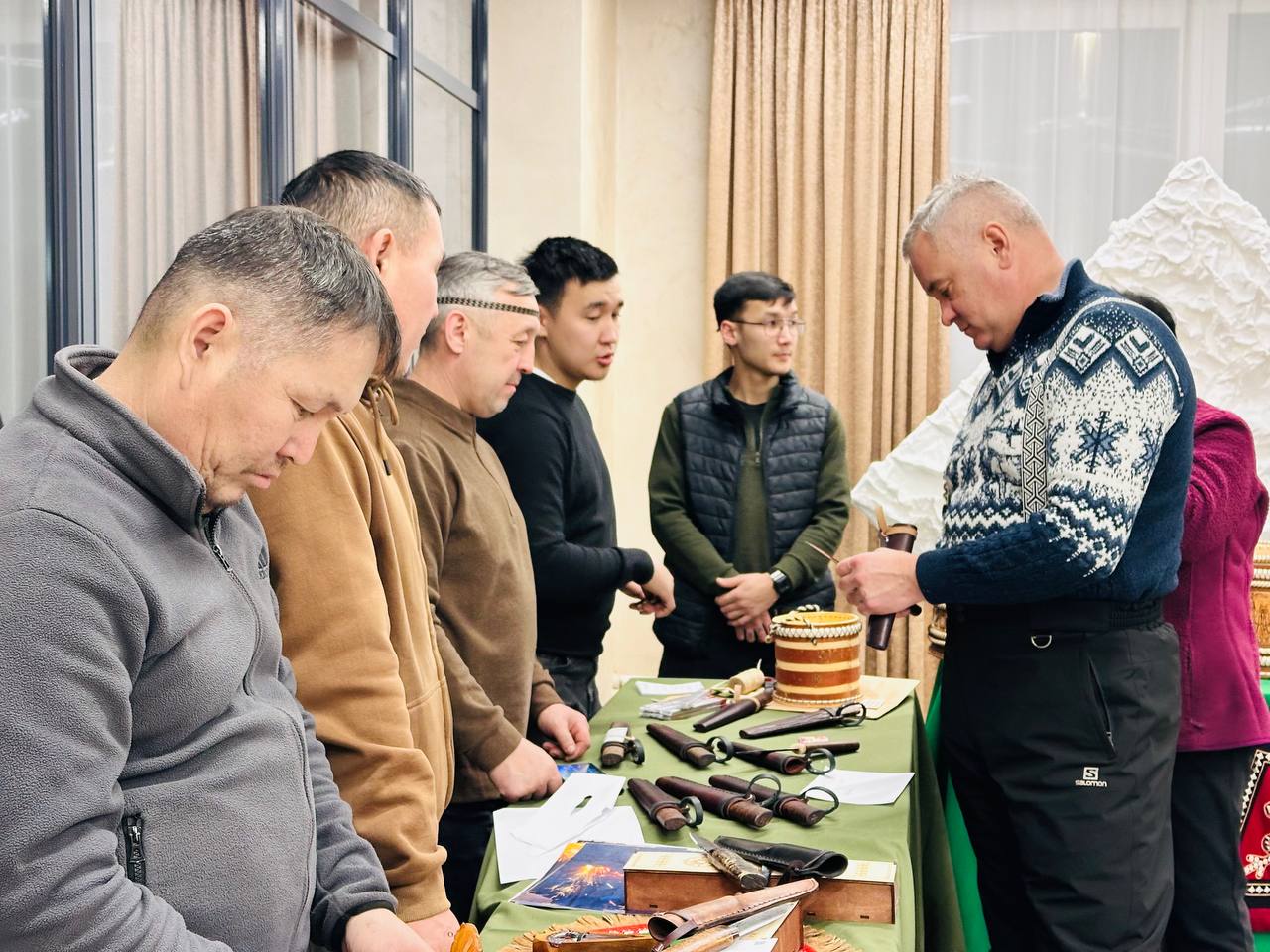 Далее делегация отправилась во Дворец культуры и духовного развития им. М.К. Аммосова. Там гости ознакомились с выставкой работ народных мастериц и мастеров, а также приобрели для себя традиционные якутские изделия – ножи и...