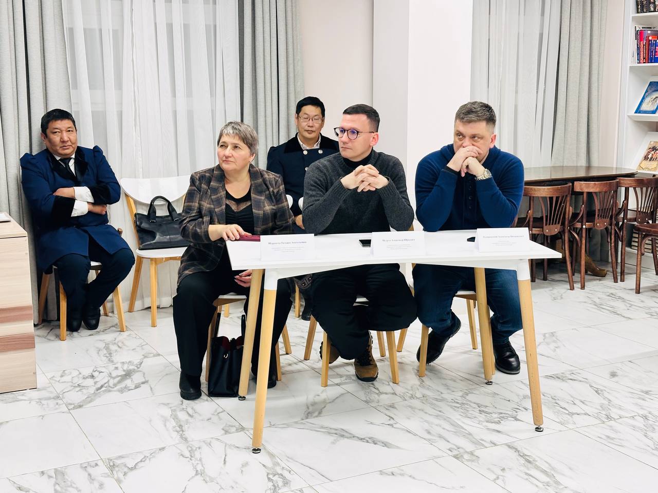 Далее делегация отправилась во Дворец культуры и духовного развития им. М.К. Аммосова. Там гости ознакомились с выставкой работ народных мастериц и мастеров, а также приобрели для себя традиционные якутские изделия – ножи и... Далее делегация отправилась во Дворец культуры и духовного развития им. М.К. Аммосова. Там гости ознакомились с выставкой работ народных мастериц и мастеров, а также приобрели для себя традиционные якутские изделия – ножи и...